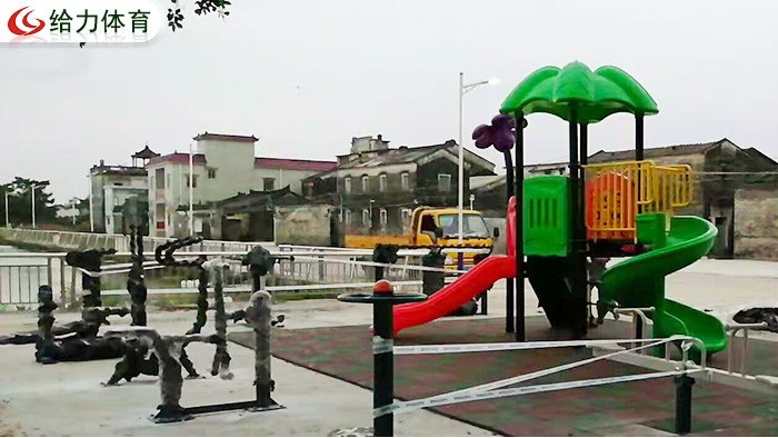 汕頭小區(qū)新增戶外健身器材扭腰器對有腰疾的老人并不友好，用時(shí)注意