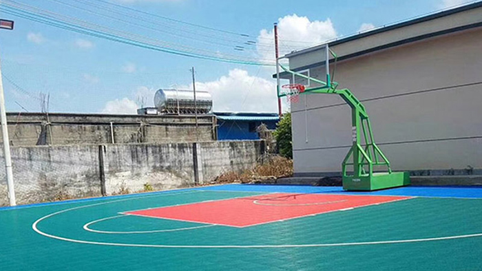 前方報道 中山五桂山區籃球架翻新改造硅PU球場 附近居民樂開了花