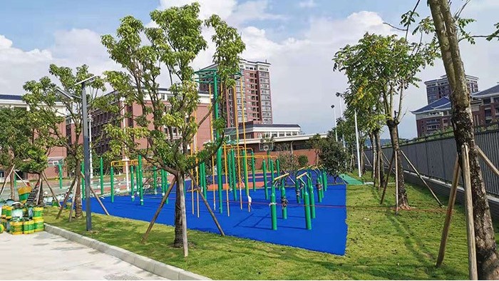 廣州小區(qū)又增多樣化戶外健身器材若干套，為助大家撕春膘