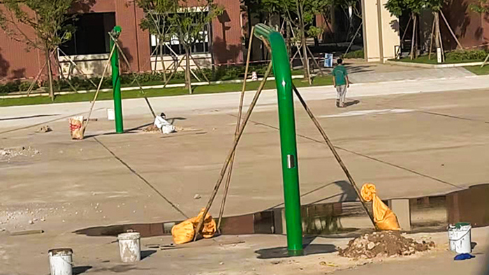 廣州白云區金碧新城三頭白色籃球架定制藍色丙烯酸球場建設