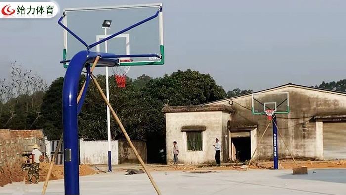 清遠(yuǎn)江濱公園籃球架已換新 給居民帶來新體驗(yàn)