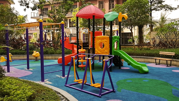 清遠購物廣場安裝兒童滑滑梯組合，設身處地為帶孩子顧客考慮